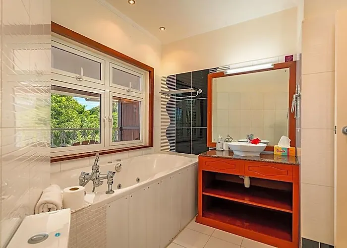 Glacis Heights 3* Victoria